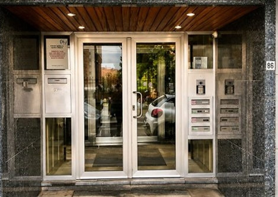 Entrée de l'immeuble du cabinet LAWBE, avenue de Selliers de Moranville 86, Berchem-Sainte-Agathe